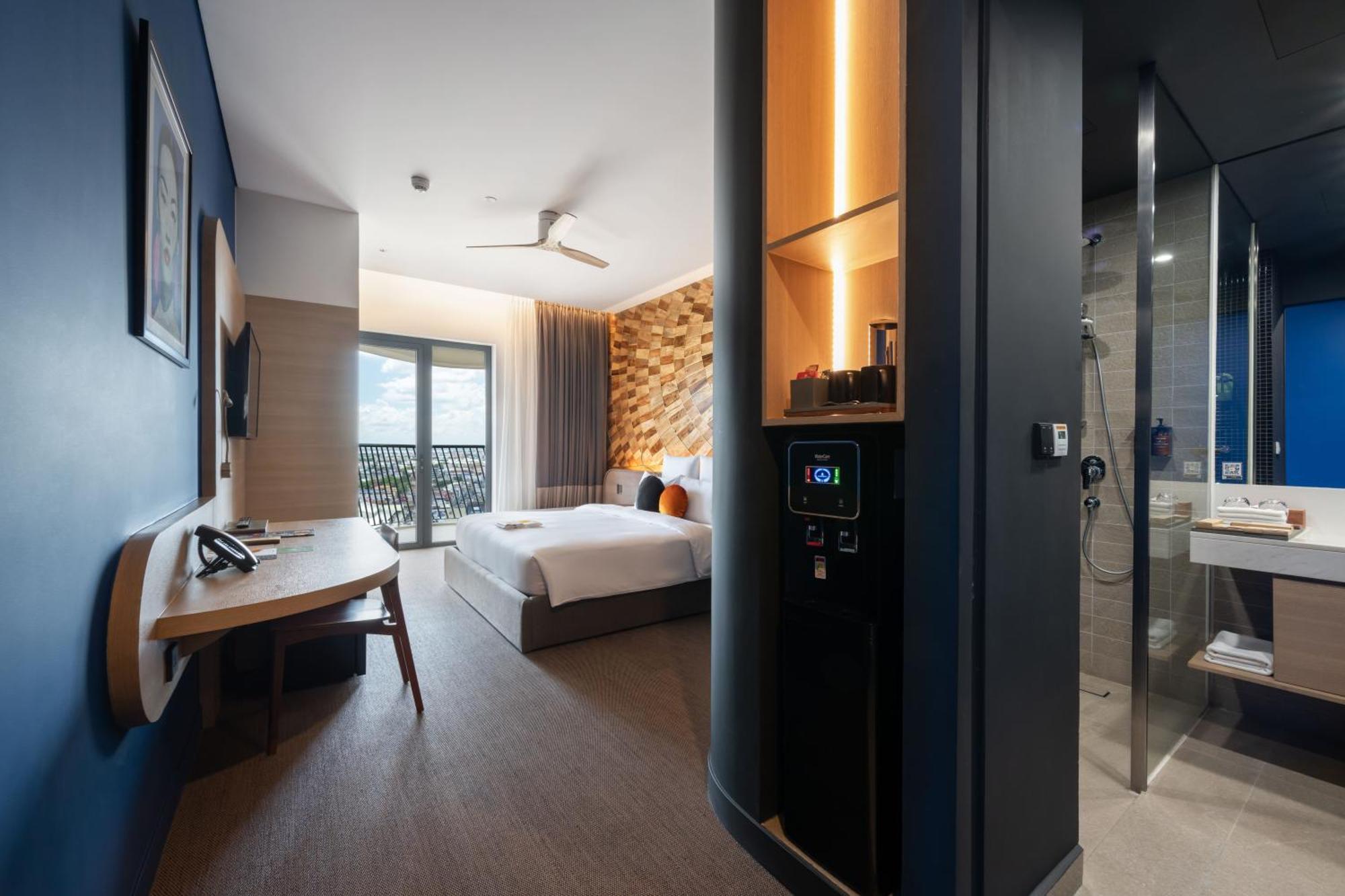 Sun & Moon, Riverside Hotel Phnom Penh Exterior photo